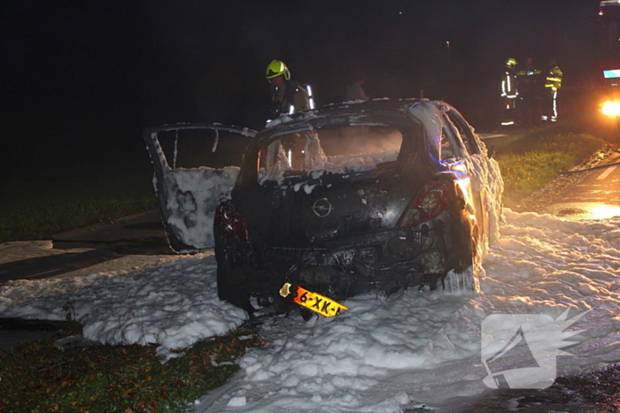 Brand onder motorkap van auto tijdens het rijden