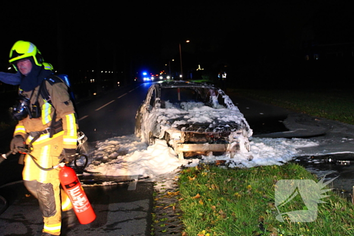 Brand onder motorkap van auto tijdens het rijden