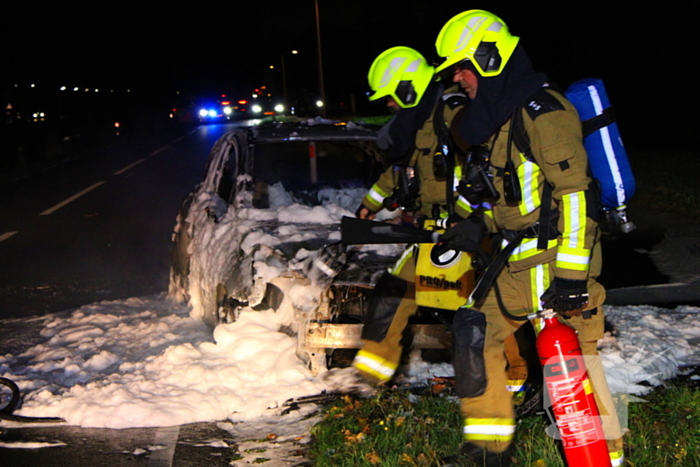 Brand onder motorkap van auto tijdens het rijden