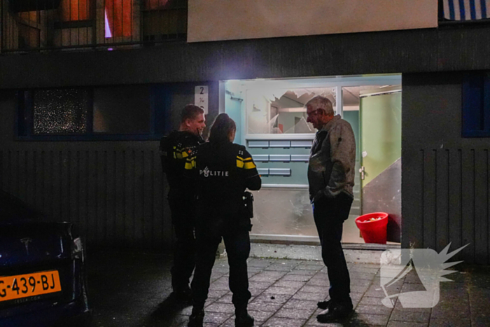 Politie doet onderzoek naar explosie bij portiek