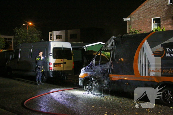 Bestelbus verwoest bij brand