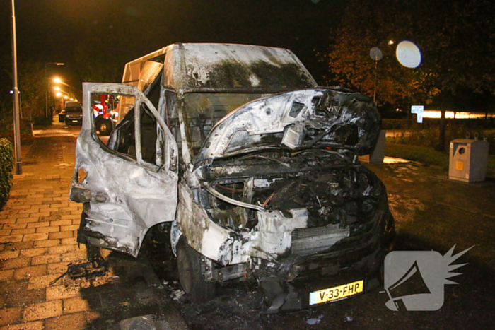 Bestelbus verwoest bij brand