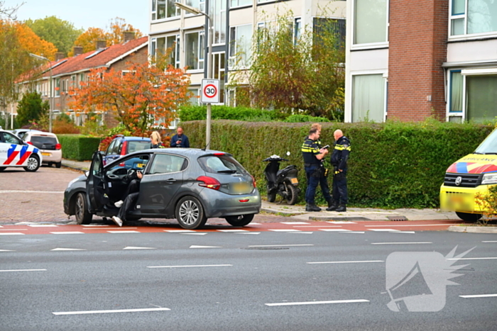 Scooterrijder gewond na ongeval met afslaande auto