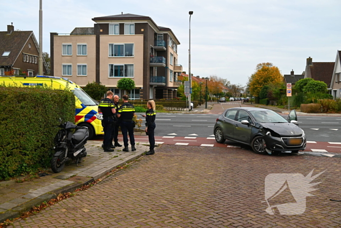 Scooterrijder gewond na ongeval met afslaande auto