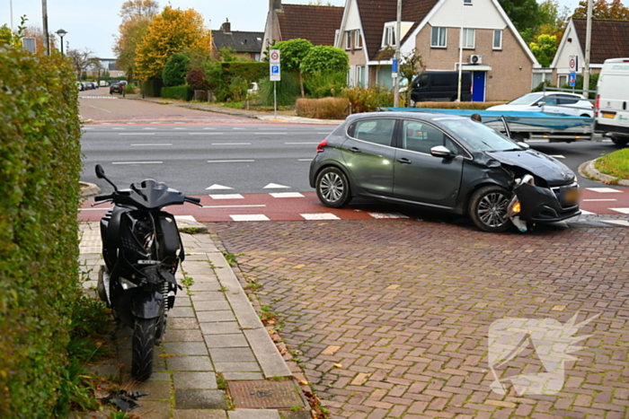 Scooterrijder gewond na ongeval met afslaande auto