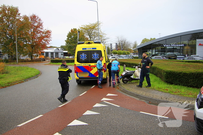 Scooterrijder valt op rotonde