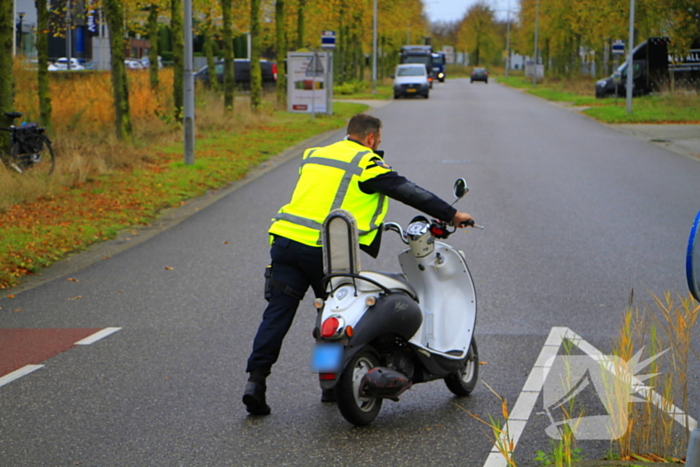 Scooterrijder valt op rotonde