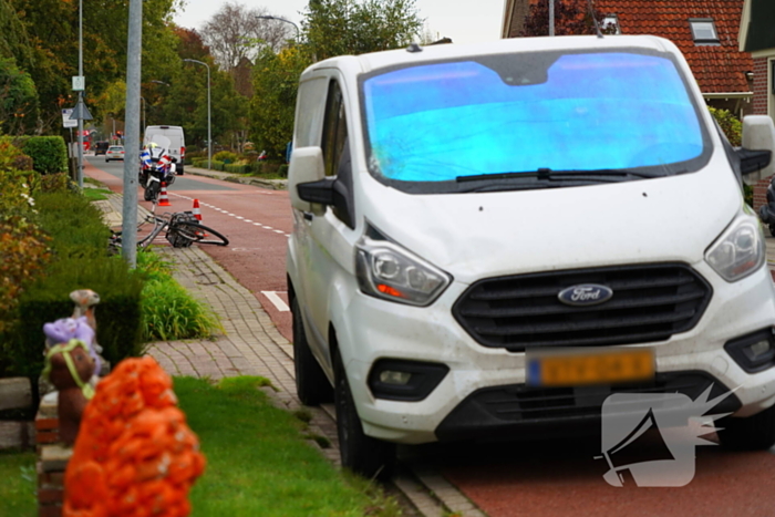 Fietser zwaargewond naar aanrijding met bestelbus