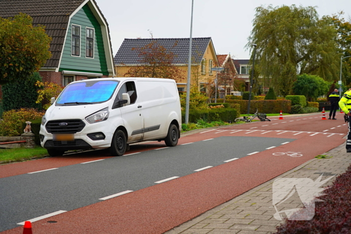 Fietser zwaargewond naar aanrijding met bestelbus