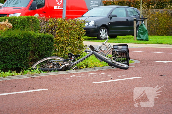 Fietser zwaargewond naar aanrijding met bestelbus