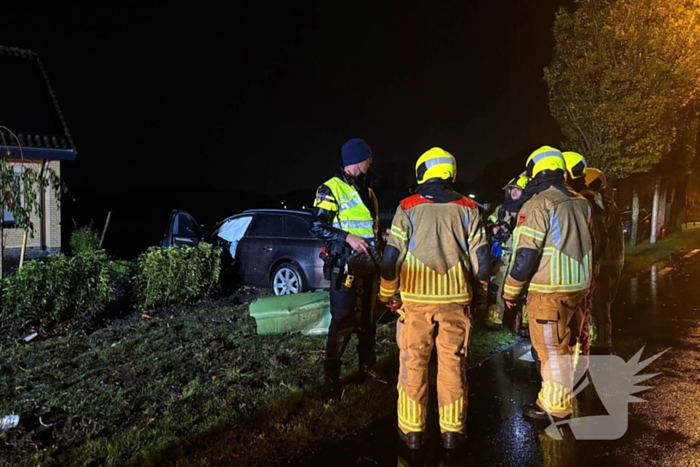 Personenauto ramt geparkeerde auto en belandt in voortuin