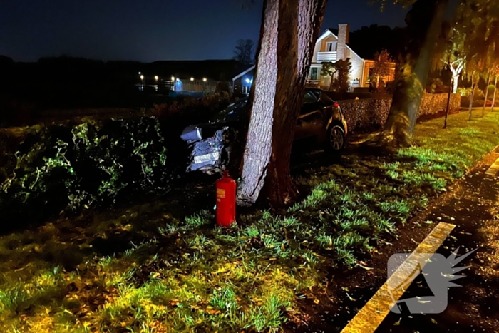 Personenauto ramt geparkeerde auto en belandt in voortuin