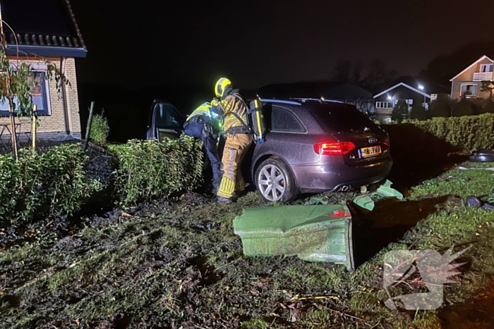 Personenauto ramt geparkeerde auto en belandt in voortuin