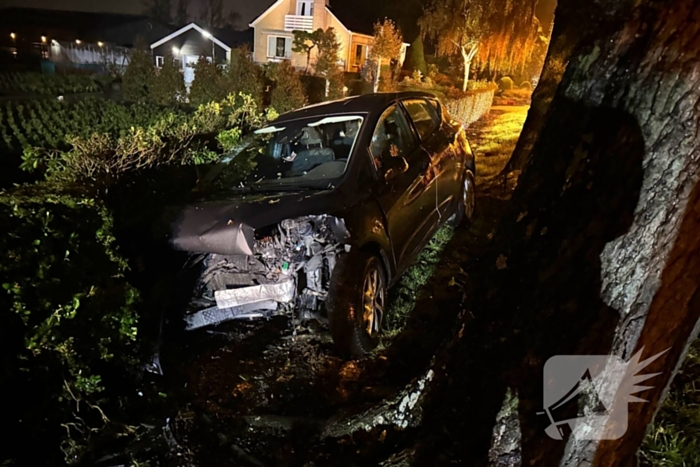 Personenauto ramt geparkeerde auto en belandt in voortuin