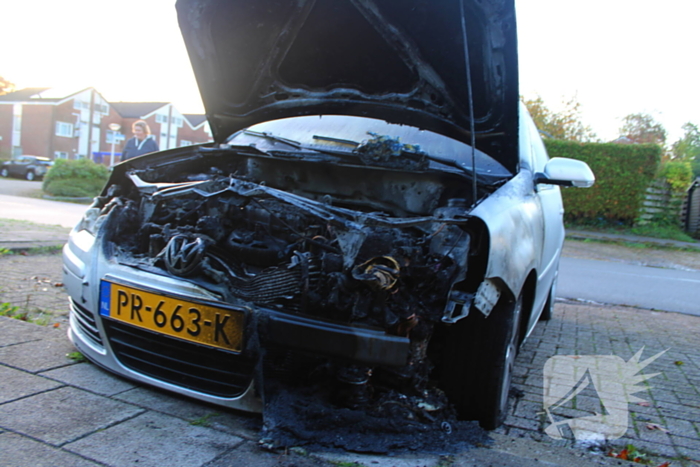 Personenwagen total-loss door brand