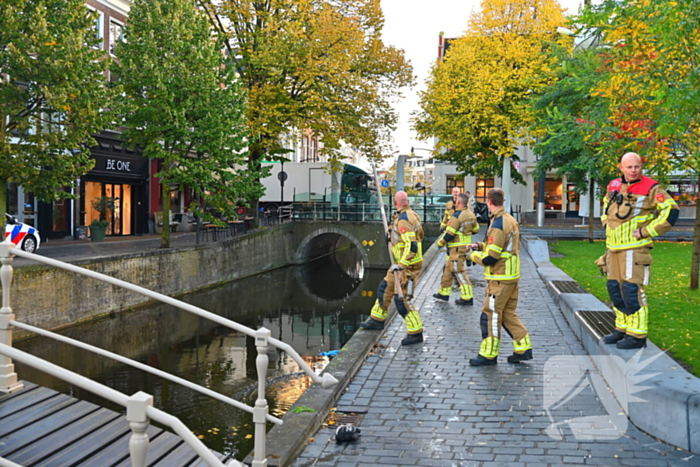 Persoon gered na val in het water