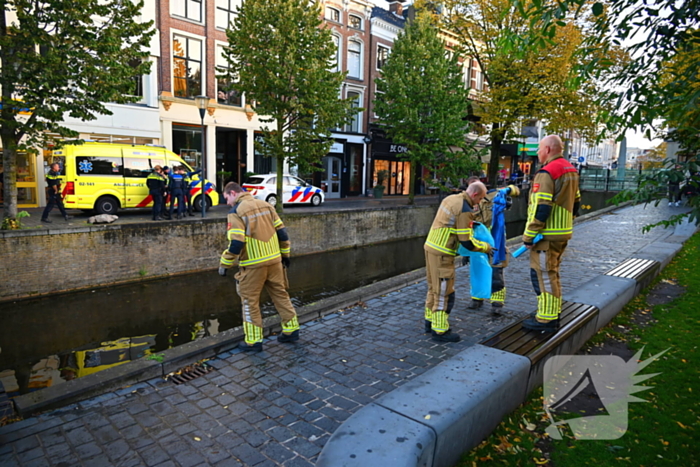 Persoon gered na val in het water