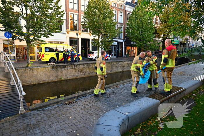 Persoon gered na val in het water