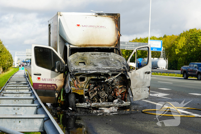 Cabine van meubelbezorger volledig uitgebrand op snelweg