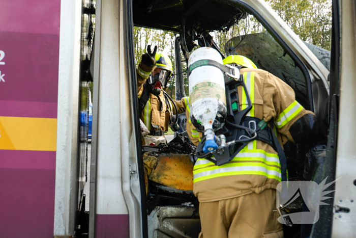 Cabine van meubelbezorger volledig uitgebrand op snelweg