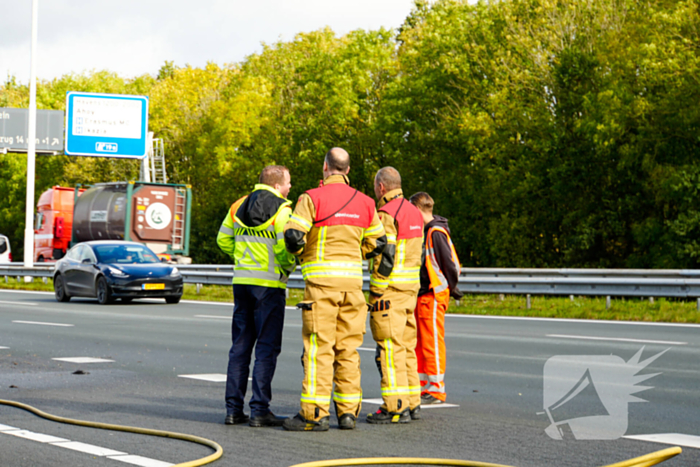 Cabine van meubelbezorger volledig uitgebrand op snelweg