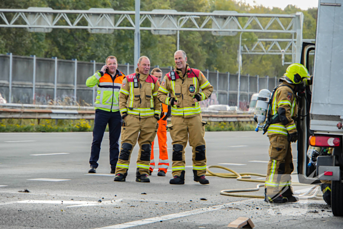 Cabine van meubelbezorger volledig uitgebrand op snelweg