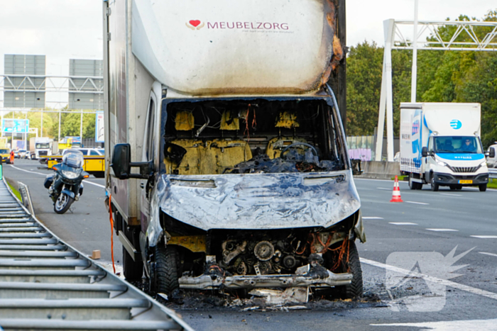 Cabine van meubelbezorger volledig uitgebrand op snelweg