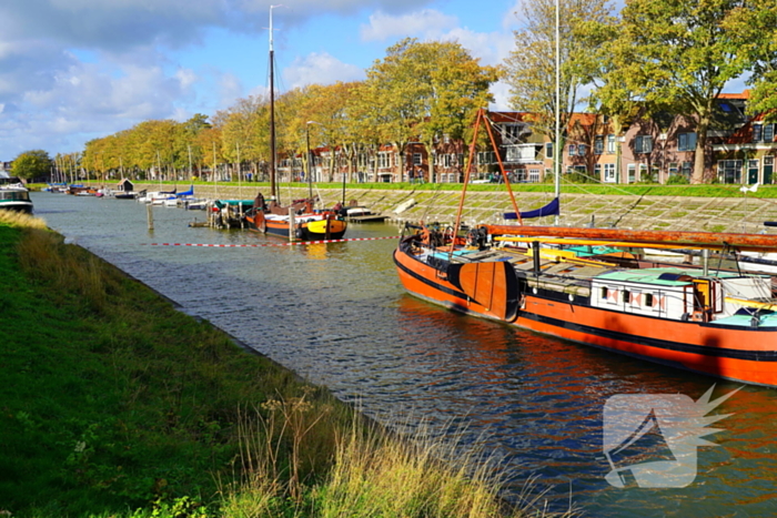 Bandensporen leiden naar overleden persoon in auto onder water