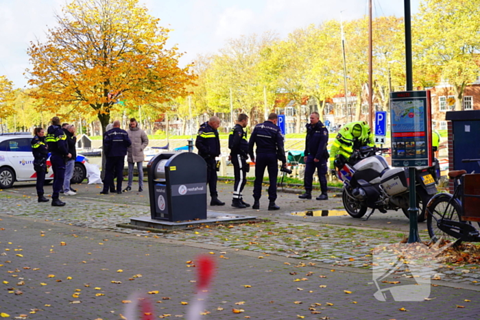 Bandensporen leiden naar overleden persoon in auto onder water