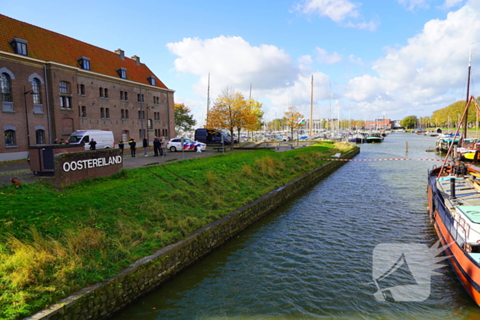 Bandensporen leiden naar overleden persoon in auto onder water