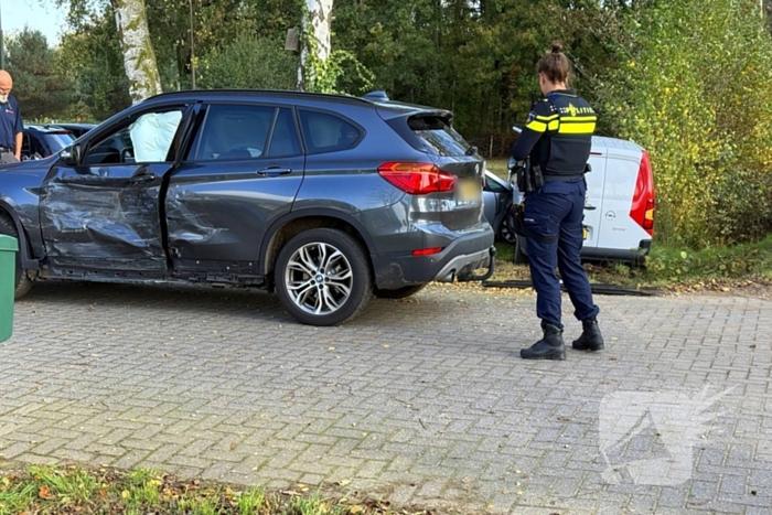 Geparkeerde auto geraakt door botsende voertuigen