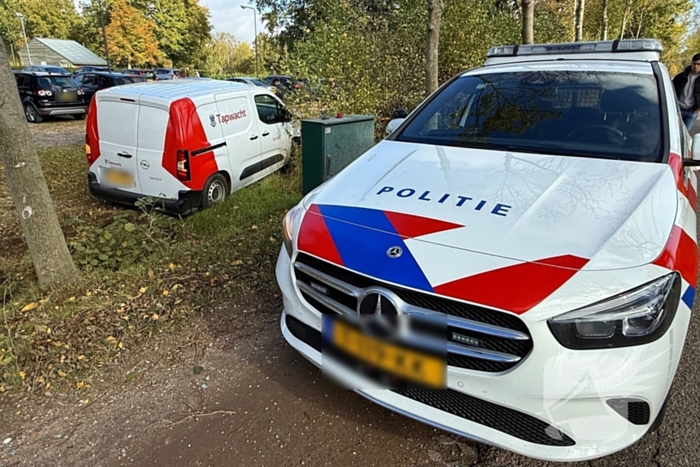 Geparkeerde auto geraakt door botsende voertuigen