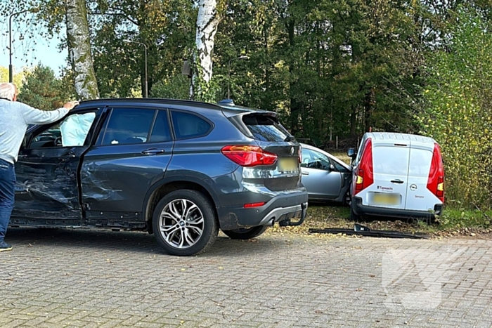 Geparkeerde auto geraakt door botsende voertuigen