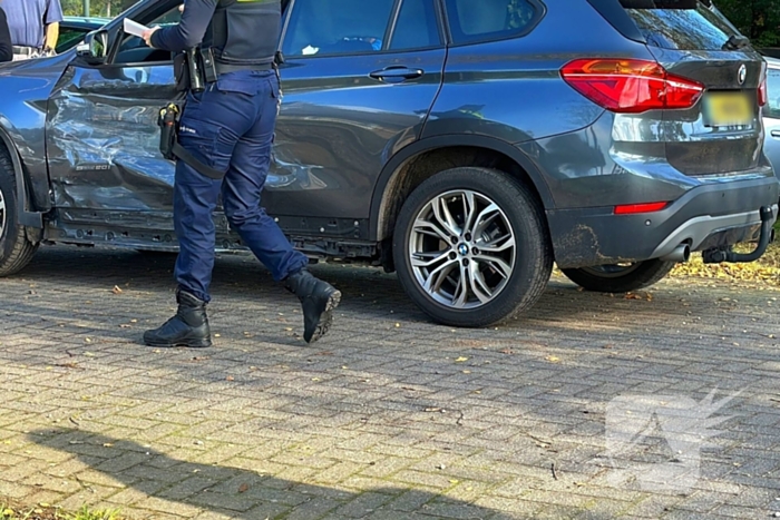 Geparkeerde auto geraakt door botsende voertuigen