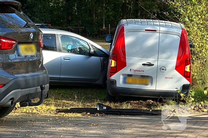 Geparkeerde auto geraakt door botsende voertuigen