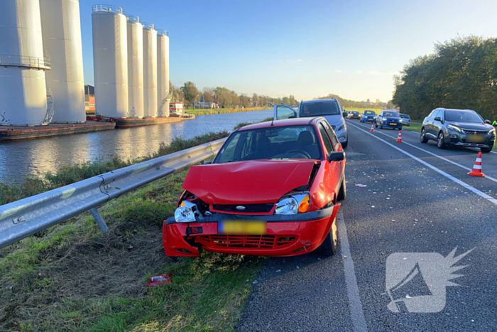 Flinke schade na ongeval tussen drie voertuigen