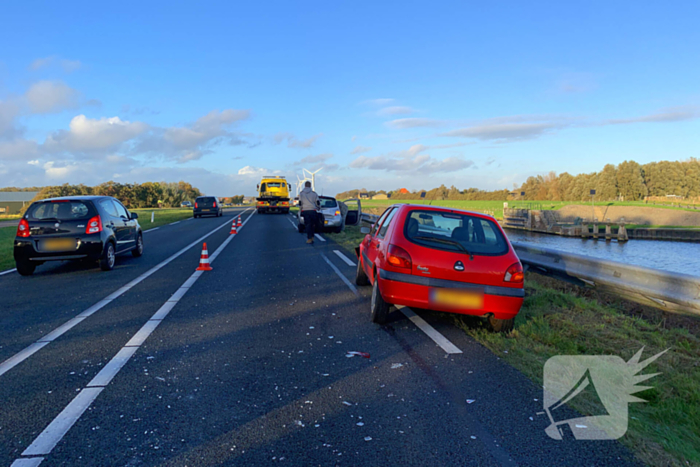 Flinke schade na ongeval tussen drie voertuigen