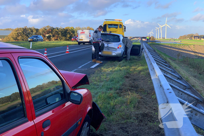 Flinke schade na ongeval tussen drie voertuigen