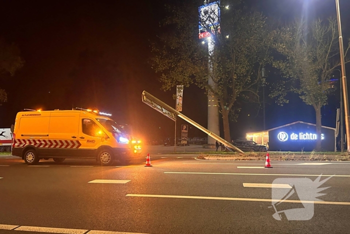 Zwaartransport rijdt grote verkeerspaal uit grond