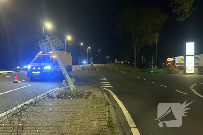 Zwaartransport rijdt grote verkeerspaal uit grond