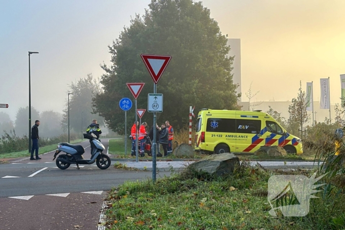 Krantenbezorger op scooter botst met automobilist