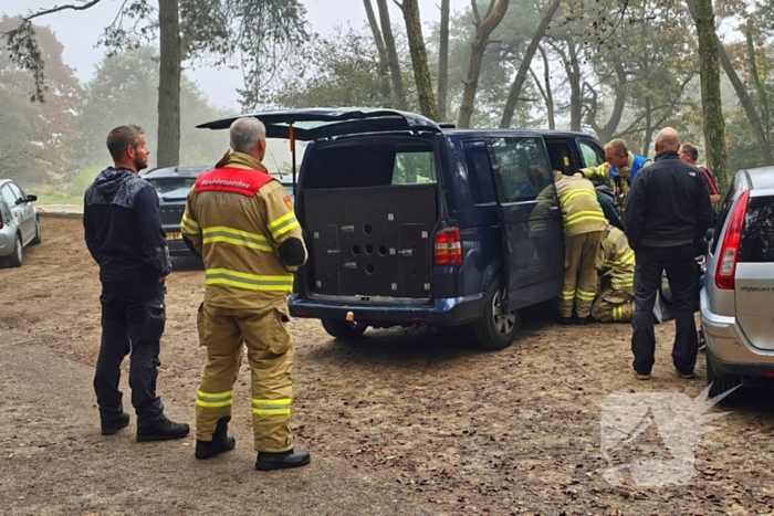 Brandweer redt hond uit benarde situatie