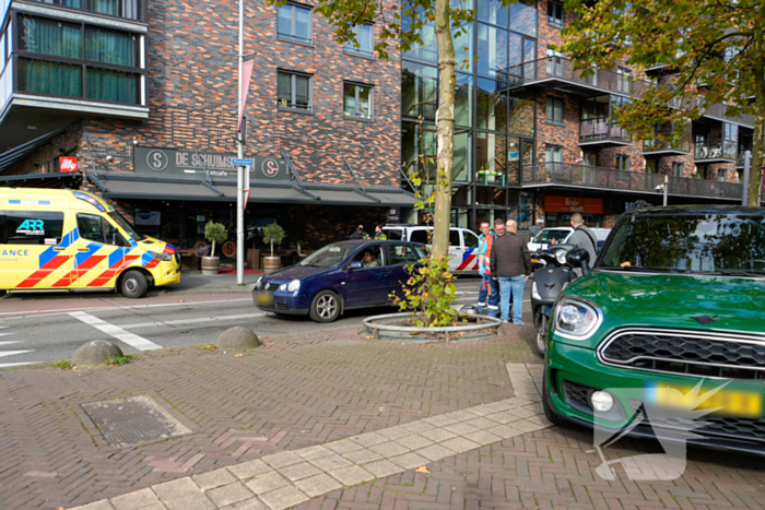 Scooterrijder en automobilist met elkaar in botsing