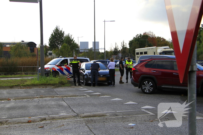 Twee voertuigen botsen op turbo rotonde