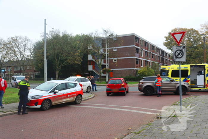 Twee voertuigen botsen op kruising