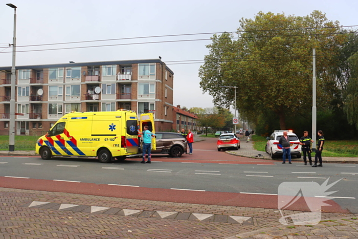 Twee voertuigen botsen op kruising