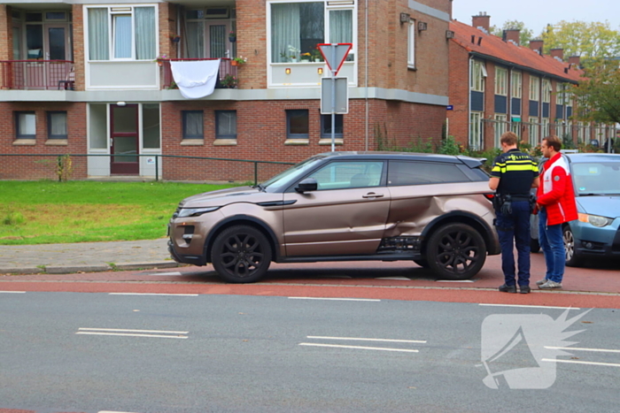 Twee voertuigen botsen op kruising