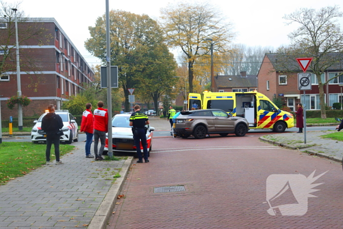 Twee voertuigen botsen op kruising