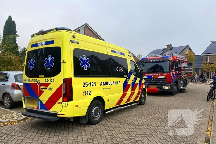 Brandweer tikt ruit in om ambulancedienst toegang tot woning te verlenen