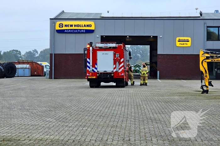 Brandweer doet onderzoek naar gaslucht in bedrijfspand